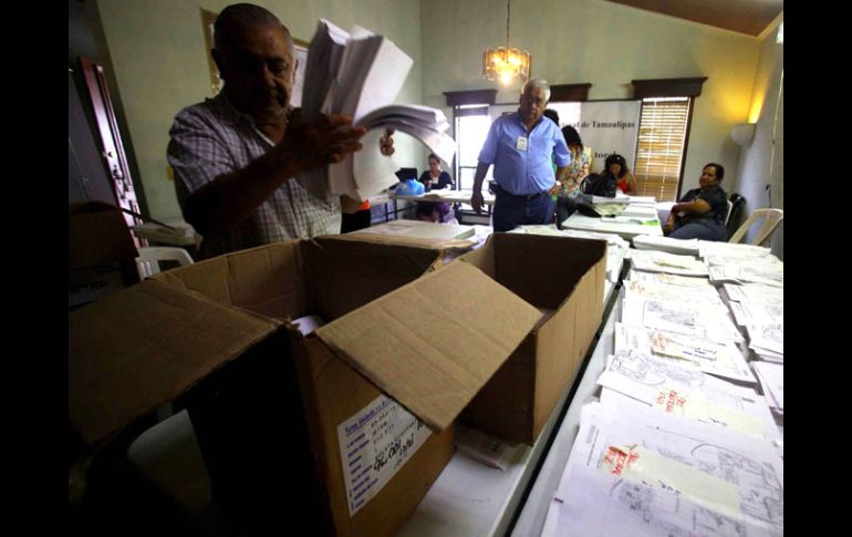 Funcionarios del Consejo Electoral de Tamaulipas preparan los votos que se usarán en los comicios de hoy. EL UNIVERSAL  /