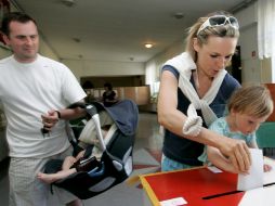 Muchos polacos decidieron aprovechar el buen tiempo y votar desde las primeras horas de apertura. EFE  /