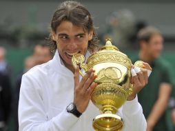 El tenista español, Rafael Nadal, presume el trofeo de su triunfo en Wimbledon. REUTERS  /