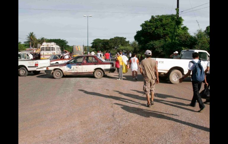 Esta mañana integrantes del PRD bloquearon a carretera Juchitan-Ixteopec, por presuntas irregularidades. NTX  /