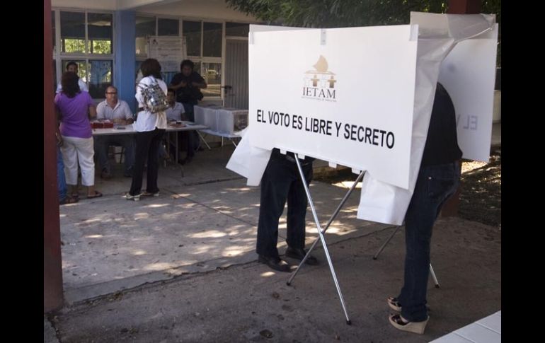 Votantes participan en la jornada electoral de este domingo. AFP  /