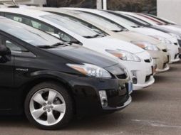 En esta foto del 28 de febrero del 2010, se observan vehículos Toyota Prius sedan en una concesionaria de Englewood. AP  /