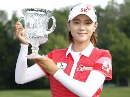 La golfista surcoreana, Na Yeon Choi, presume el trofeo de su triunfo. AFP  /