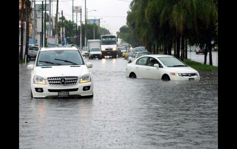 Conducir por debajo del límite de velocidad permitido y evitar transitar por zonas con encharcamentos, previenen percances. E. PACHECO  /