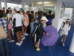 La lluvia tal vez impidió ayer que se jugaran partidos, pero permitió la convivencia en el Centro Panamericano de Tenis. S. NÚÑEZ  /