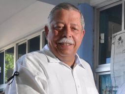 El candidato por la coalición “Todos Tamaulipas”, Egidio Torre Cantú, al acudir a la casilla para emitir su voto. EL UNIVERSAL  /