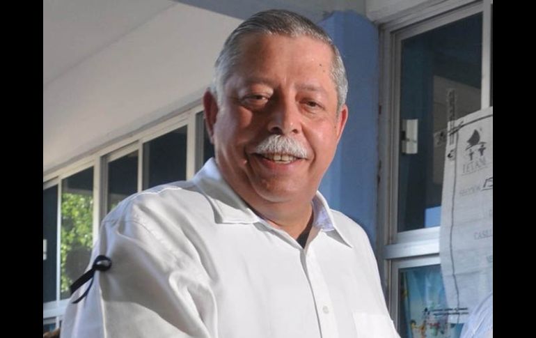 El candidato por la coalición “Todos Tamaulipas”, Egidio Torre Cantú, al acudir a la casilla para emitir su voto. EL UNIVERSAL  /