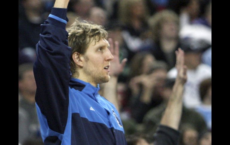 El alemán Dirk Nowitzki, jugador franquicia de los Mavericks, fue convencido por el dueño del equipo, Mark Cuban, de quedarse en Dallas  /