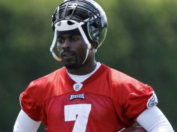 La directiva de las Águilas de Filadelfia comunicó ayer que no despedirán a su mariscal de campo suplente. AP  /