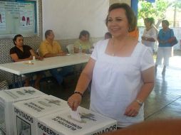 Alicia Ricalde, en el momento de dar su voto. EL UNIVERSAL  /
