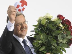 Bronislaw Komorowski festeja el triunfo en la sede de su partido, en Varsovia. AP  /