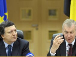 El primer ministro de Bélgica, Yves Leterme (derecha), durante una conferencia de prensa en Bruselas, el pasado 2 de julio. REUTERS  /