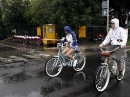 Pese a la pertinaz llovizna que cayó en la ciudad todo el domingo, a la Vía RecreActiva acudieron ciclistas y paseantes. M. FREYRÍA  /