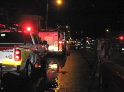 Peritos del Instituto Jalisciense de Ciencias Forenses (IJCF) acudieron para realizar el peritaje del siniestro. O. RUVALCABA  /