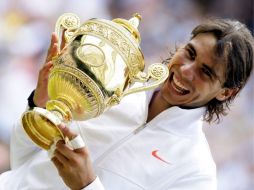 Rafael Nadal con su trofeo del torneo de Wimbledon. EFE  /