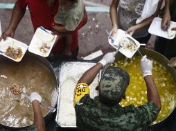 El Ejército brinda ayuda a la población damnificada en Monterrey. REUTERS  /
