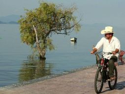 En esta temporada de lluvias el lago recupera parte del territorio que ha perdido durante el año. ARCHIVO  /