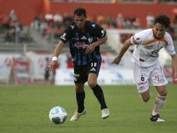 Adrian Romero (izq.) y Diego Ordaz durante el partido de Jaguares vs Queretaro del torneo Bicentenario 2010 . JAM MEDIA  /