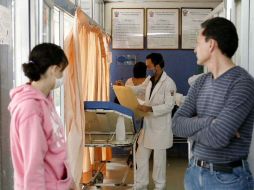 Los pabellones cubren las camas donde se encuentran enfermos de dengue en recuperación. ARCHIVO  /