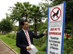 Diego Monraz, muestra uno de los tótems informativos que previenen a los ciudadanos de ser presas de los “coyotes”. E. BARRERA  /