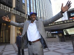 Amare Stoudemire posa para los reporteros a las afueras del Madison Square Garden. AP  /