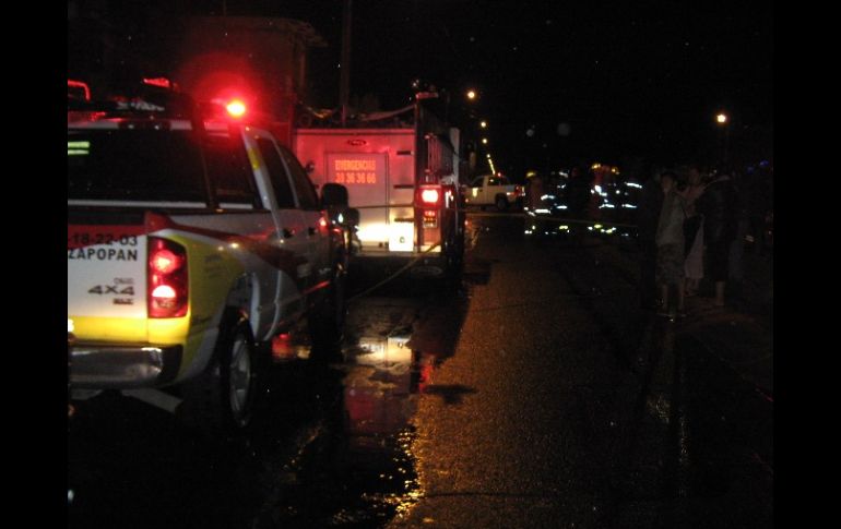 Los oficiales lograron sacar con vida a dos integrantes más de la familia. ESPECIAL  /