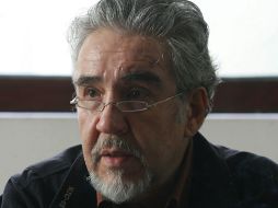 El autor de ''La mujer de la gabardina roja y otras mujeres'' considera importante que la literatura rescate la cultura popular.A. CAMA  /
