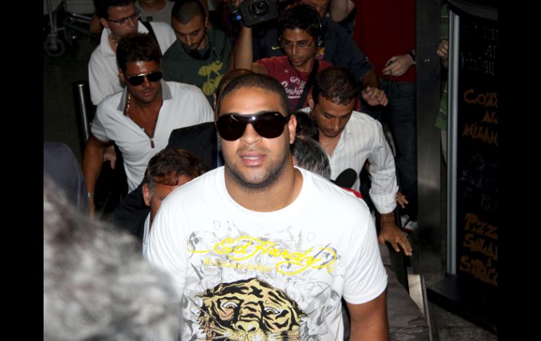 Adriano (centro) durante su llegada ayer al aeropuerto de Fiumicino de Roma. EFE  /