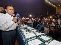 Miguel Ángel Yunes muestra copias de 96% de las nueve mil 827 actas, que según él le dan la ventaja. EL UNIVERSAL  /