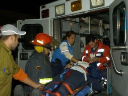 Personal de la Cruz Roja se encargó de la atención de las lesionadas. ARCHIVO  /