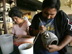 Actualmente, el padrón de verificación informa que existen dos mil 740 artesanos en 106 municipios del estado. ARCHIVO  /