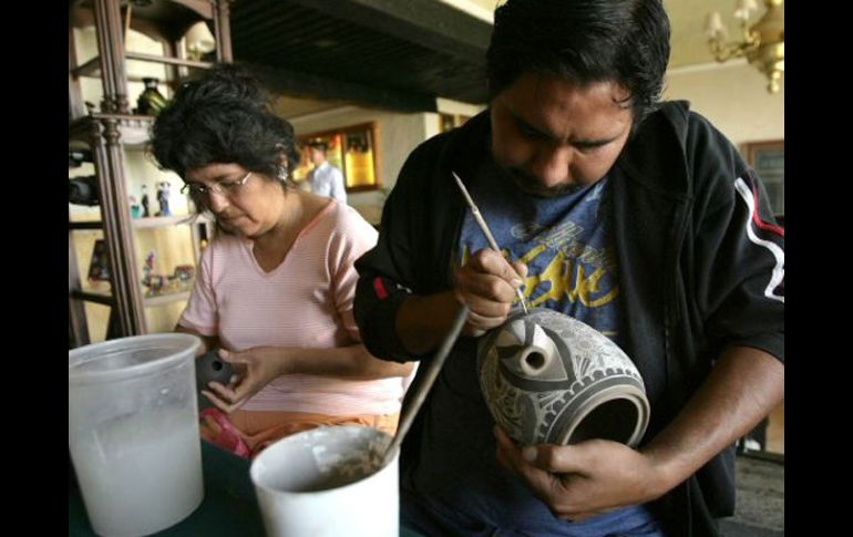 Actualmente, el padrón de verificación informa que existen dos mil 740 artesanos en 106 municipios del estado. ARCHIVO  /