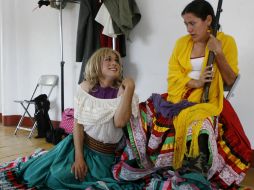 Los actores Copatzin Borbón y Arcelia Maisterrena le dan vida a los personajes de Valentina y Valentona.M FREYRÍA  /