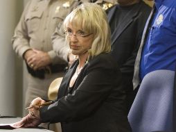 Imagen de archivo de la gobernadora del Estado de Arizona, Janice Kay Drinkwine Brewer, al firmar el proyecto de ley SB 1070. AP  /