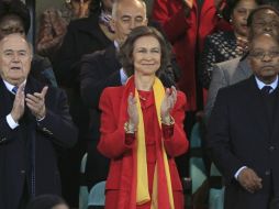 La reina Sofía, acompañada por el presidente de la FIFA, Josep Blatter, (izq.) y el presidente sudafricano, Jacob Zuma (der.) . EFE  /