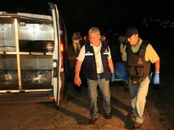 Los cadáveres fueron recogidos por peritos del Servicio Médico Forense para realizarles la autopsia correspondiente. M. PATIÑO  /