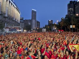 Aficionados afuera del Santiago Bernabéu celebran el pase de España a la Final del Mundial 2010. EFE  /