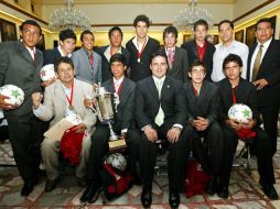 El Alcalde Aristóteles Sandoval rentregó reconocimientos a los futbolistas del Colegio Once de México. E. BARRERA  /