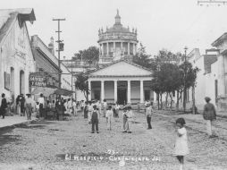 Aspecto del la calle Morelos y la fachada del Instituto Cabañas en 1920. ARCHIVO  /