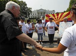 Líderes religiosos y miembros de Promesa Arizona, creada para luchar contra la Ley SB 1070, rezan frente a la Casa Blanca. EFE  /