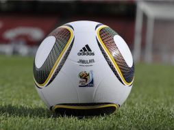 Hace casi dos semanas la FIFA finalmente admitió que puede haber algo mal con la pelota Jabulani. ESPECIAL  /