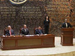 Aspecto de la sesión solemne del Congreso del Estado, con la presencia del secretario general de Gobierno, Fernando Guzmán. A. CAMACHO  /