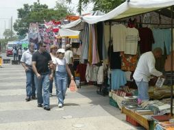 El presidente de COMCE pide a las autoridades que regularicen la situación tributaria en los tianguis. ARCHIVO  /