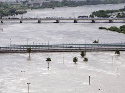 Las aguas del Río Bravo se elevan en la zona de los puentes que conectan Nuevo Laredo, Tamaulipas, con Laredo, Texas. AP  /