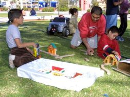 Llevar a los niños a parques o unidades deportivas reduce el riesgo de ser atropellados por jugar en la vía pública. ARCHIVO  /