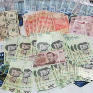 Detienen a mujer en posesión de billetes falsos en Jalisco