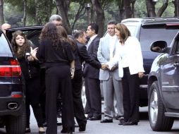Los familiares del fallecido subieron a la camioneta donde se encontraba la primera dama y se retiraron del lugar.  EL UNIVERSAL  /