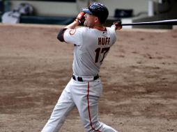 Aubrey Huff batea lo que fue su segundo jonrón ante los Cerveceros de Milwaukee. AP  /