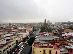 Ayer, el cielo lució gris la mayor parte del día. La lluvia caía en la zona metropolitana de manera intermitente. A. GARCÍA  /