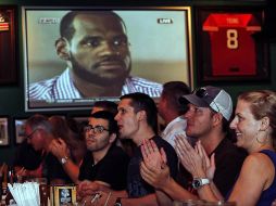 Aficionados reaccionan con alegría después de enterarse de la contratación de James. AFP  /